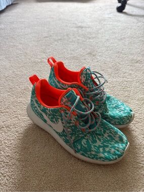 Nike Teal Patterned Sneakers with Bright Orange Lining